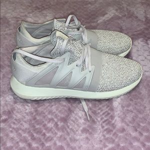 Women’s Adidas Tubular Viral Tennis Shoes. Size 7